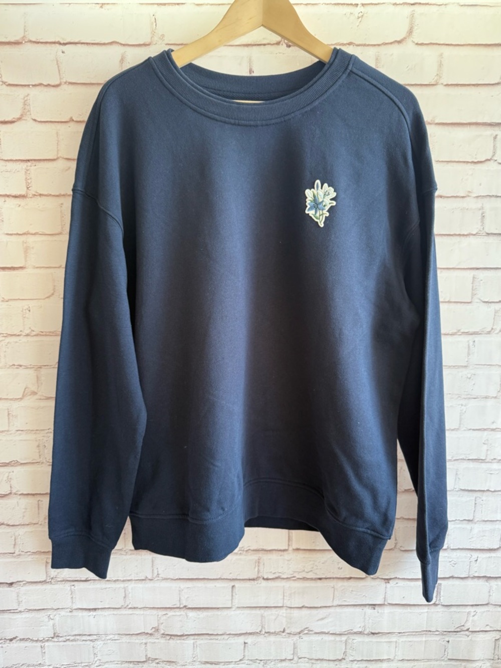 Goodfellow &‎ Co Navy Crewneck Sweatshirt with Small Floral Crest